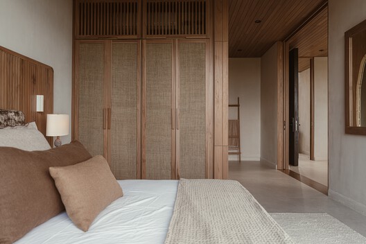 Solai House / Studio Saxe - Interior Photography, Bedroom, Bed, Wood, Lighting, Closet