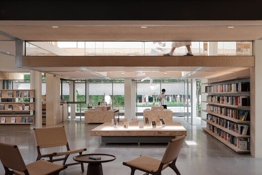 西溪·果麦书店 / 紋建筑 - 室内图, 木头, 隔断, 玻璃