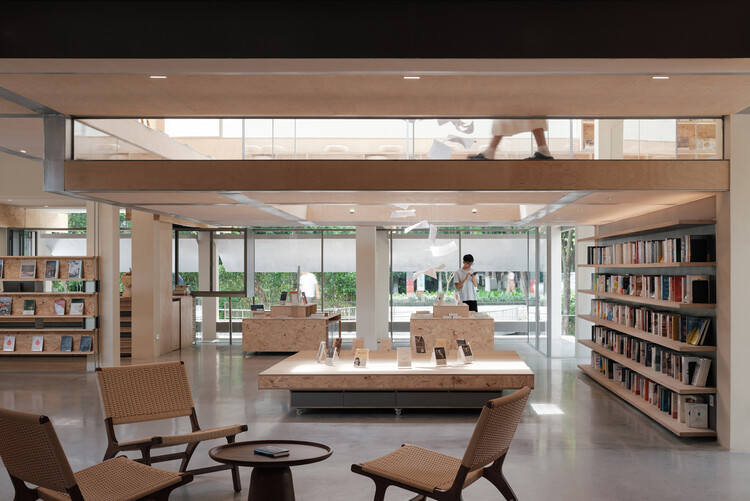 西溪·果麦书店 / 紋建筑 - 室内图, 木头, 隔断, 玻璃