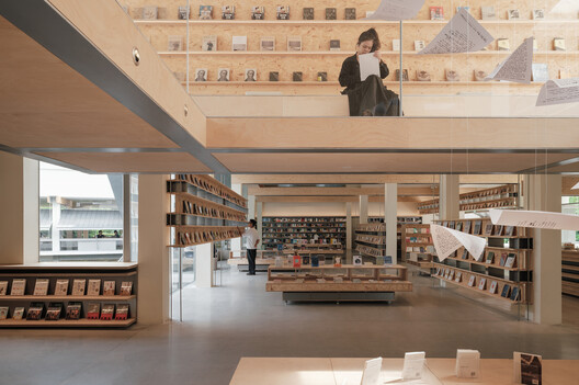 西溪·果麦书店 / 紋建筑 - 室内图, 隔断, 灯, 玻璃
