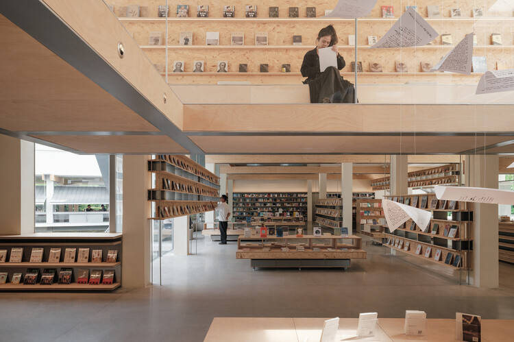 西溪·果麦书店 / 紋建筑 - 室内图, 隔断, 灯, 玻璃