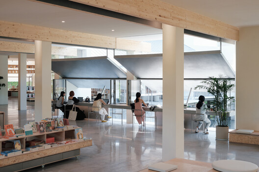 西溪·果麦书店 / 紋建筑 - 室内图, 玻璃, 椅子, 梁