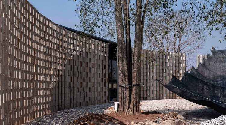 Acampamento Khanong Phra / PHTAA Living Design - Imagem 4 de 50
