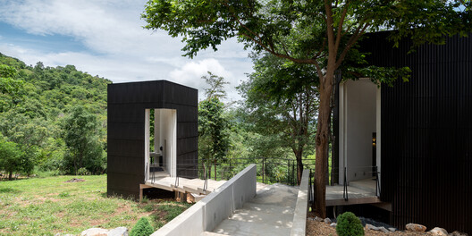 Acampamento Khanong Phra / PHTAA Living Design - Imagem 2 de 50