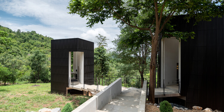 Acampamento Khanong Phra / PHTAA Living Design - Imagem 2 de 50