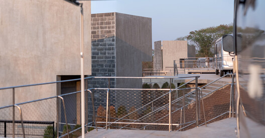 Acampamento Khanong Phra / PHTAA Living Design - Fotografia de Exterior, Concreto, Cerca, Corrimão, Balcão