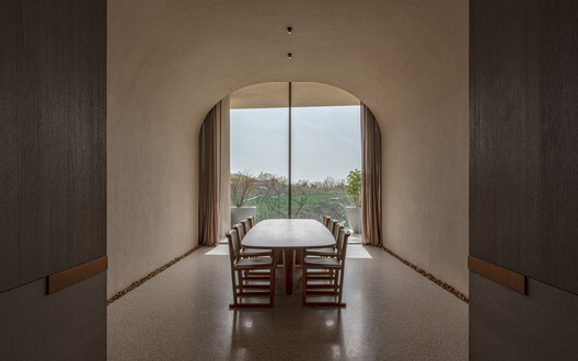 CASCADIA Golf Club / STRX Architects - Interior Photography, Dining room, Arch, Concrete