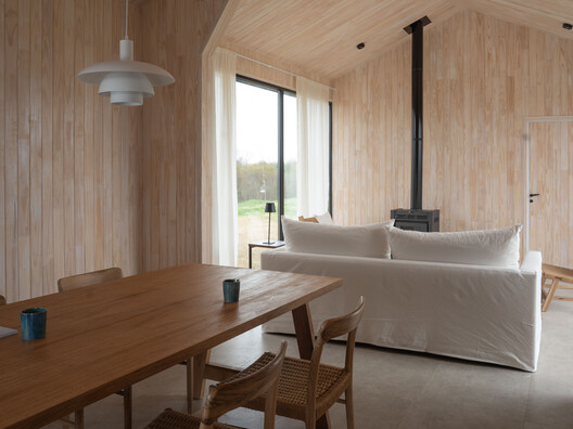 Casa en Villa Paranacito / Martina Lew Casa en Villa Paranacito / Martina Lew - Fotografía interior, Comedor, Madera, Sillas