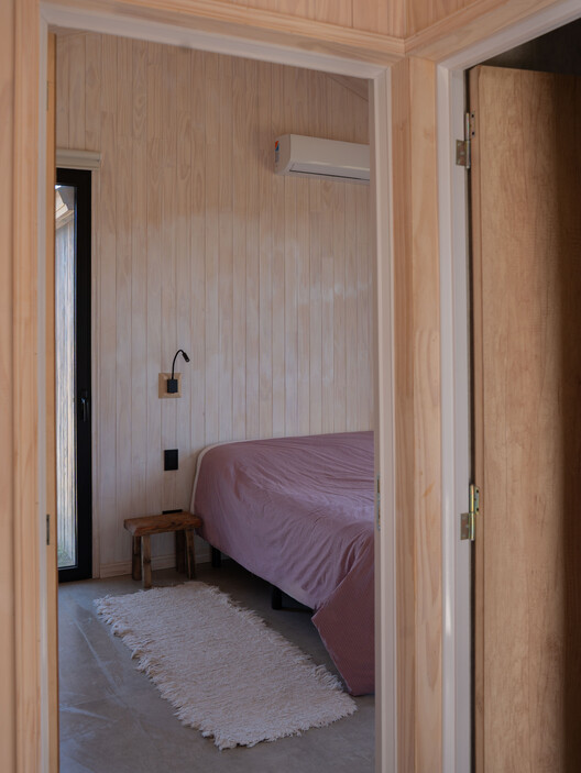 Casa en Villa Paranacito / Martina Lew Casa en Villa Paranacito / Martina Lew - Fotografía interior, Dormitorio, Madera, Iluminación, Puerta, Camas