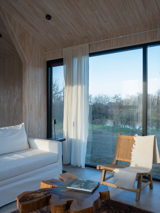 Casa en Villa Paranacito / Martina Lew - Fotografía interior, Madera, Sillas