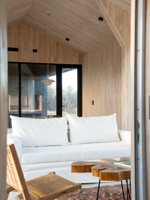 Casa en Villa Paranacito / Martina Lew Casa en Villa Paranacito / Martina Lew - Fotografía interior, Dormitorio, Madera, Sillas