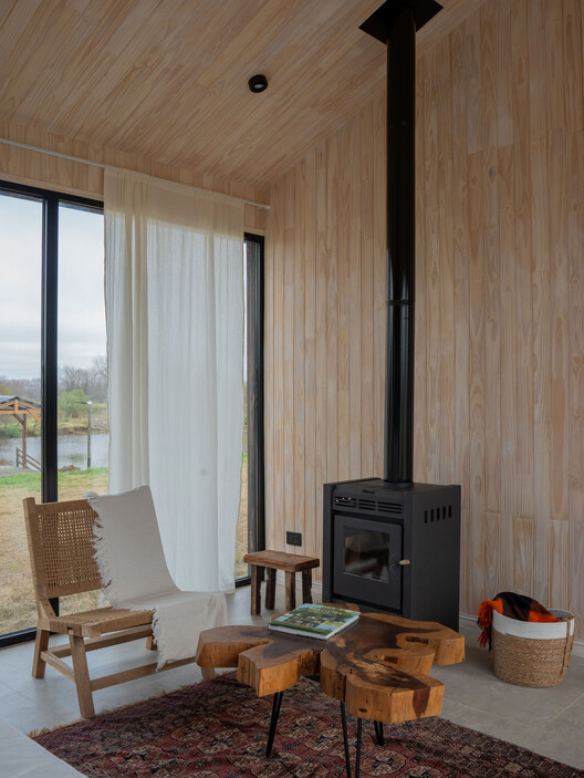 Casa en Villa Paranacito / Martina Lew - Fotografía interior, Sala de estar, Madera, Sillas