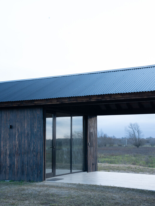 Casa en Villa Paranacito / Martina Lew - Fotografía exterior, Madera