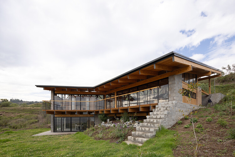 Casa de los Cuartos Rodantes / Rama Estudio - Fotografía exterior, Madera, Fijación Vigas