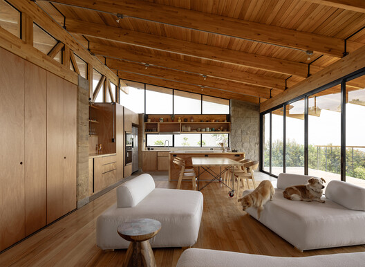 Casa de los Cuartos Rodantes / Rama Estudio - Fotografía interior, Sala de estar, Madera, Fijación Vigas, Sillas