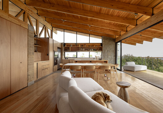 Casa de los Cuartos Rodantes / Rama Estudio - Fotografía interior, Cocina, Madera, Fijación Vigas, Sillas