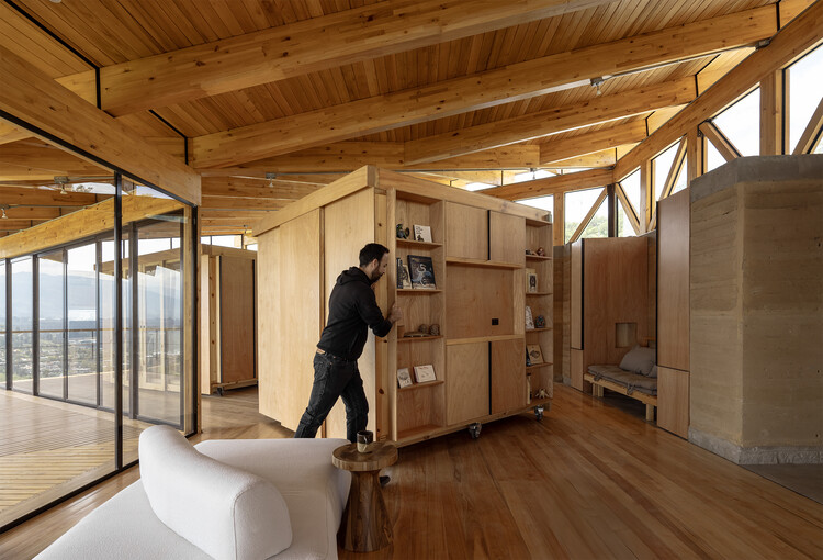 Casa de los Cuartos Rodantes / Rama Estudio - Fotografía interior, Madera, Fijación Vigas