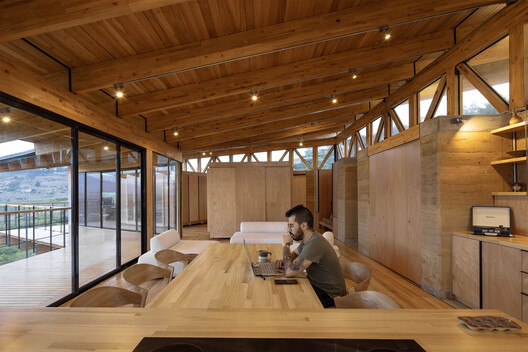 Casa de los Cuartos Rodantes / Rama Estudio - Fotografía interior, Madera, Fijación Vigas