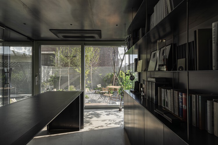 Casa e Escritório de Arquitetura ITCH / Atelier ITCH - Fotografia de Interiores, Cozinha, Vidro, Cadeira