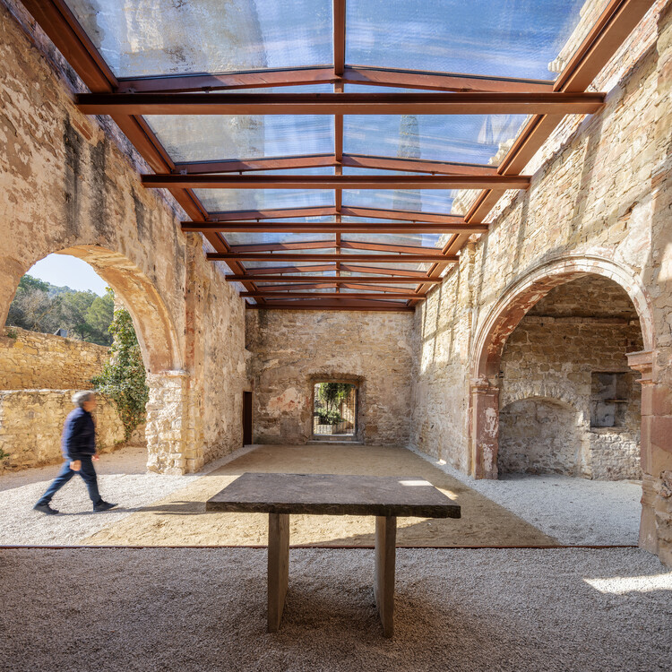 Restauración de la Iglesia de Sant Esteve / Santamaría Arquitectes - Fotografía exterior, Arco, Concreto, Arcada