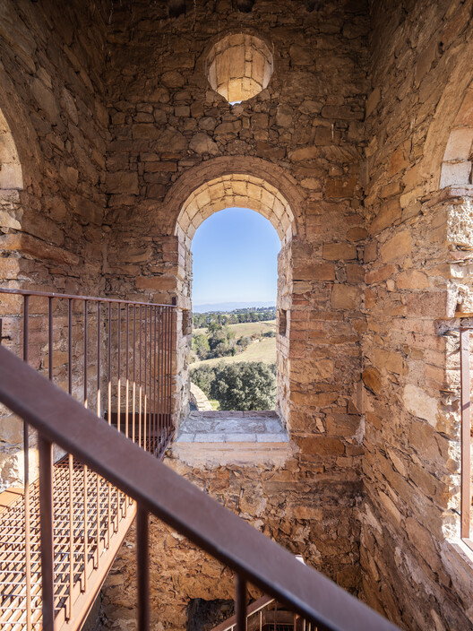 Restauración de la Iglesia de Sant Esteve / Santamaría Arquitectes - Fotografía interior, Arco, Ladrillo