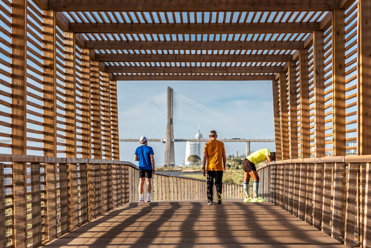 Caminata peatonal y caminata en bicicleta en el edificio de paisajes de Loure River Front/Topiaris - Fotografía interior, madera