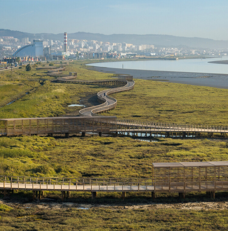 Caminatas y caminatas de peatones en el edificio del paisaje delantero del río Loúles/Topiaris - Figura 9 de 33