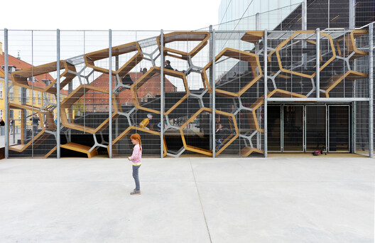 Playgrounds as Political Spaces: Negotiating Risk, Space, and Childhood - Image 6 of 26