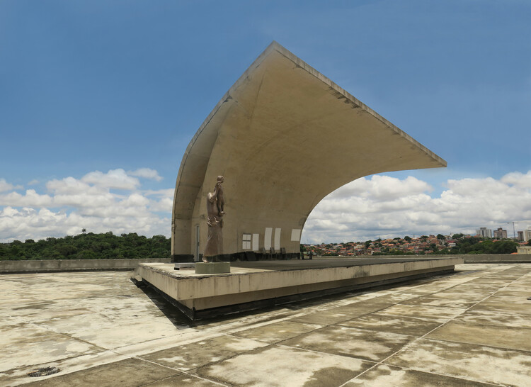 La construcción de la Catedral Cristo Rei de Niemeyer en Belo Horizonte a través del lente de Paul Clemence - Imagen 3 de 28