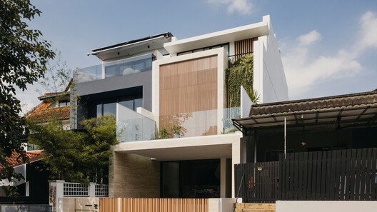 House of Dancing Light / Freight Architects