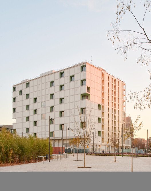 60 viviendas sociales en la Plaza de Les Glòries, Barcelona / SV60 Arquitectos - Fotografía exterior
