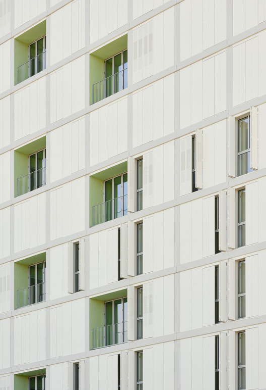 60 viviendas sociales en la Plaza de Les Glòries, Barcelona / SV60 Arquitectos - Fotografía interior, Vidrio