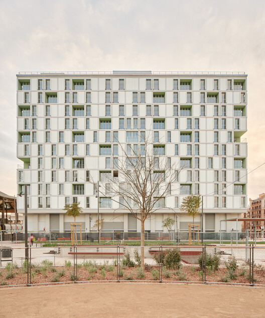 60 viviendas sociales en la Plaza de Les Glòries, Barcelona / SV60 Arquitectos - Fotografía exterior