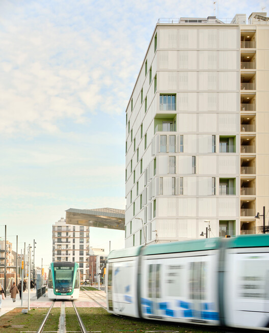 60 viviendas sociales en la Plaza de Les Glòries, Barcelona / SV60 Arquitectos - Fotografía exterior