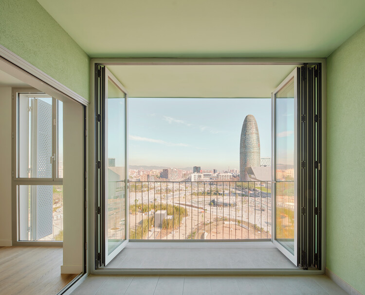 60 viviendas sociales en la Plaza de Les Glòries, Barcelona / SV60 Arquitectos - Fotografía interior, Vidrio, Balcón