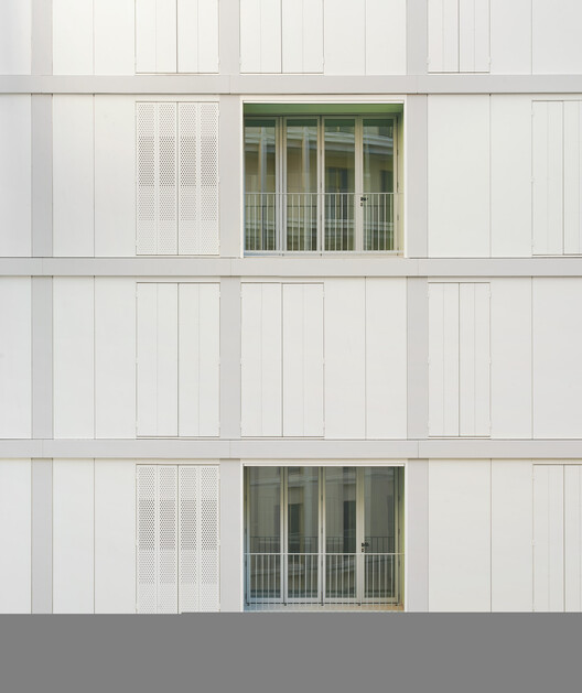 60 viviendas sociales en la Plaza de Les Glòries, Barcelona / SV60 Arquitectos - Fotografía interior, Vidrio
