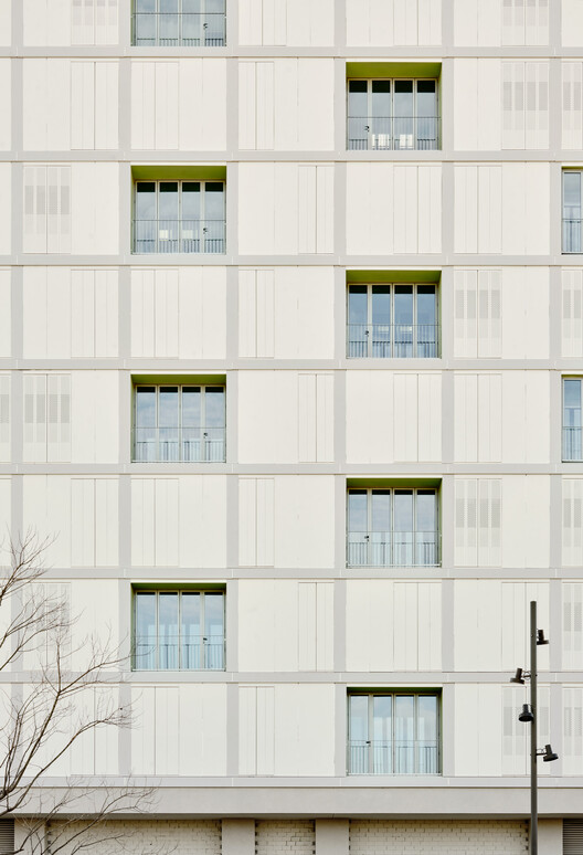 60 viviendas sociales en la Plaza de Les Glòries, Barcelona / SV60 Arquitectos - Vidrio