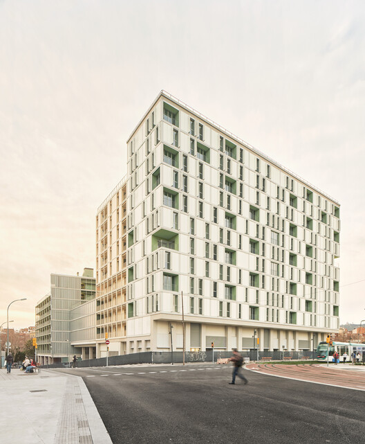 60 viviendas sociales en la Plaza de Les Glòries, Barcelona / SV60 Arquitectos - Fotografía exterior