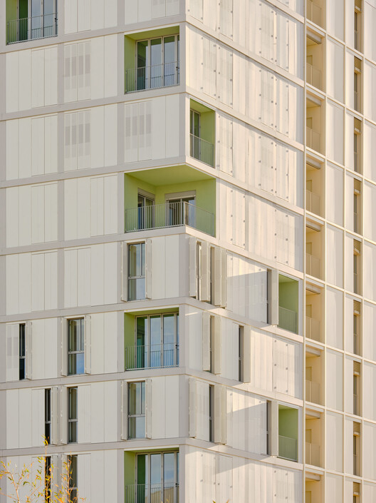 60 viviendas sociales en la Plaza de Les Glòries, Barcelona / SV60 Arquitectos - Fotografía interior, Vidrio