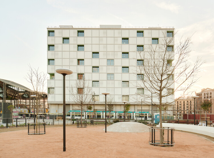 60 viviendas sociales en la Plaza de Les Glòries, Barcelona / SV60 Arquitectos - Fotografía exterior, Vivienda Social