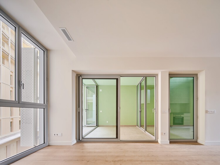 60 viviendas sociales en la Plaza de Les Glòries, Barcelona / SV60 Arquitectos - Fotografía interior, Puerta, Vidrio