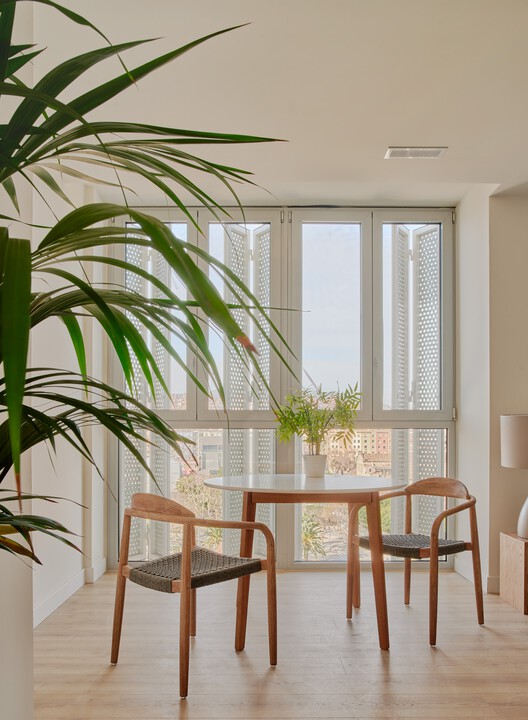 60 viviendas sociales en la Plaza de Les Glòries, Barcelona / SV60 Arquitectos - Fotografía interior, Madera, Sillas