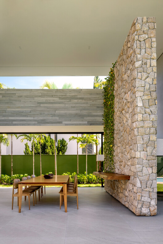 Dione House / STUDIO ANDRE LENZA - Interior Photography, Dining room, Brick, Concrete, Courtyard, Patio