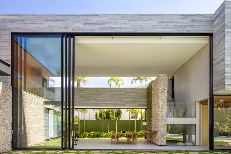 Casa Dione / STUDIO ANDRE LENZA - Fotografia de Exterior, Porta, Concreto, Aido