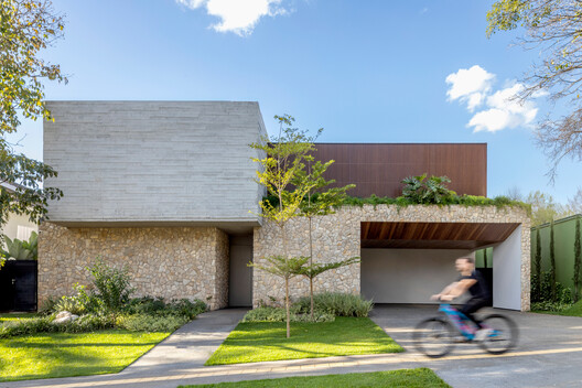 Dione House / STUDIO ANDRE LENZA