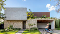 Dione House / STUDIO ANDRE LENZA