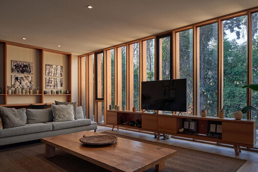 Casa La Chupalla / Juan Carlos Sabbagh Arquitectos - Fotografía interior, Sala de estar, Madera, Sillones, Iluminación, Estanterías, Sillas