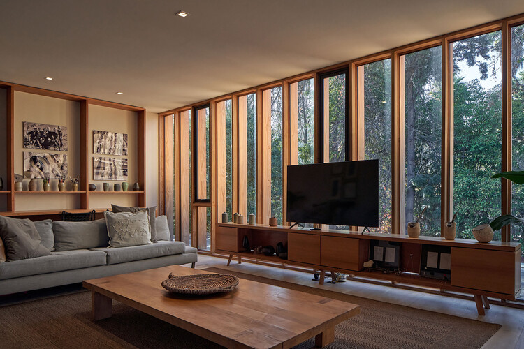 Casa La Chupalla / Juan Carlos Sabbagh Arquitectos - Fotografía interior, Sala de estar, Madera, Sillones, Iluminación, Estanterías, Sillas