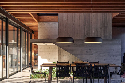 Casa La Chupalla / Juan Carlos Sabbagh Arquitectos - Fotografía interior, Madera, Fijación Vigas, Sillas
