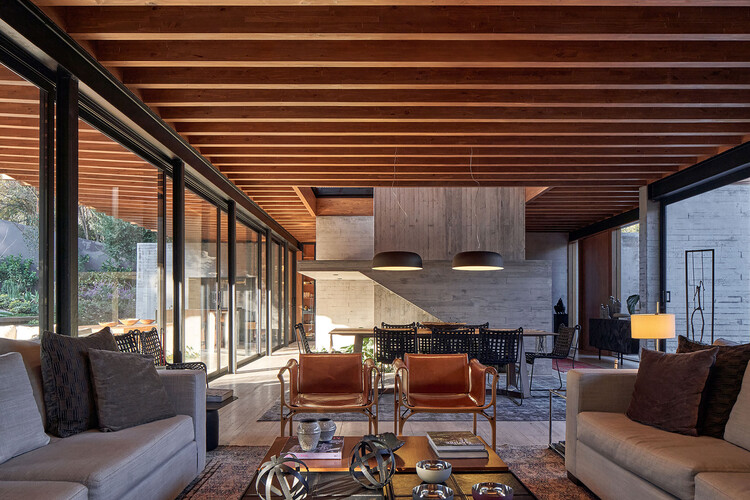 Casa La Chupalla / Juan Carlos Sabbagh Arquitectos - Fotografía interior, Sala de estar, Madera, Mesas, Sillas, Sillones, Fijación Vigas